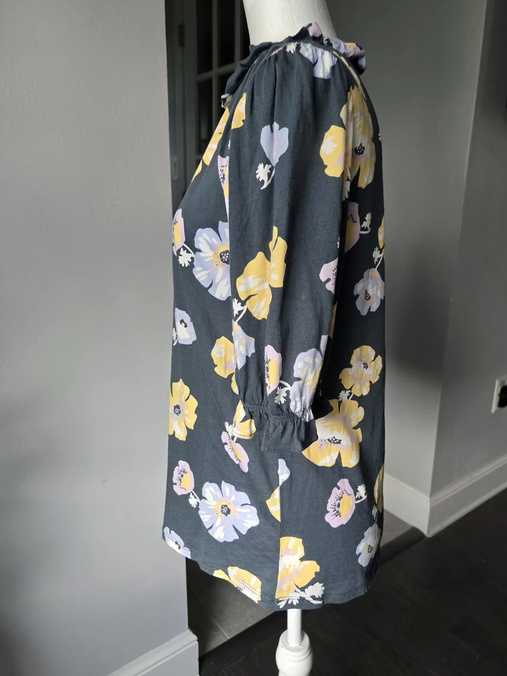 LOFT Outlet Drk Gray Yellow Floral Pleated Blouse Size S Puff Sleeve Ruffle Neck